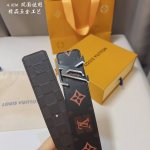 同步 Lv路易男士 宽度4.0 Cm 简单大方 Ab面搭配 双面使用 佩戴效果非常不错 送礼自用最佳推荐