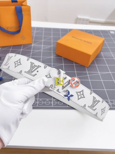 特 寬度：40Mm Lv Pyrmide Truck L Oeii雙面腰帶 驢家 海外原單代特供 面為進口小牛皮壓飾有標誌性品牌圖案效果工藝 原廠配色柔軟小牛皮
