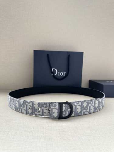宽度3.5Cm 这款 Dior Charm 腰带扣是夏季男装系列新品，采用不锈钢真空电镀菱饰面精心设计，重新演绎经典的 Dior 标志。可与各式 35 毫米腰带