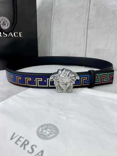 宽度4.0 Cm Versace 范思哲 此款经典的Versace腰带由柔软的小牛皮制成 饰有La Greca印花 并配有3D美杜莎腰带扣