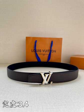 Lv Heritage 双面腰带3.4宽 选取粒面皮革和纳帕皮革 新款3层Lv 搭扣。微弧形边缘和摩登形状末端见证细致匠心，为考究人士带来赠礼佳选 - 点击图像关闭