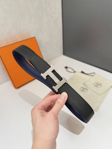 特 爱马仕HermèS男款腰带以其精湛的工艺、高品质的材料和经典的设计而备受推崇，是男士时尚配饰中的顶级选择。最具标志性的设计是带有“H”标志的扣头，简约大气且