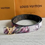 Lv 宽4.0Cm 双面腰带将两式经典融于一处。Monogram 印花瞩目放大，与焕新 Monogram Giant 系列相得益彰；Monogram 帆布在另一