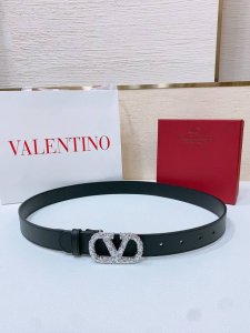 vlogo Signature搭扣，饰以施华洛世奇仿珍珠 -施华洛钻 花纹搭扣 -进口小牛皮材质 进平纹带身 -宽度：3厘米