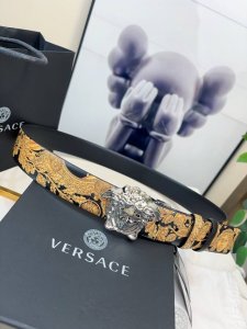 范思哲versace此款醒目个性的腰带采用皮革制成，饰有Barocco 660印花，搭配一枚La Medusa搭扣。4.0cm宽，