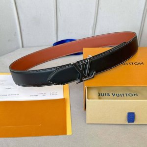 原版包裝 L0Uis Vuitt0N 今季新品 男士原單腰帶 寬度40毫米 雙面頭層小牛皮車雙線工藝 搭配316精鋼材質間色五金 適合沈穩低調的男神使用