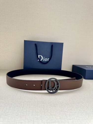 宽度3.5Cm 这款白金色饰面黄铜腰带扣采用“Cd”标志点缀，镌刻有 Dior Oblique 图案，经典元素呈现本季全新风采。设计精巧，可与各式 35 毫米腰