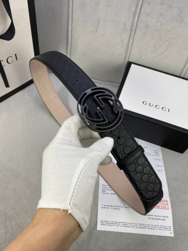 宽度4.0Cm Gucci 互扣式双G钢扣腰带，采用热压印技术的Gucci Signature皮革精制而成，触感厚实，印花图案清晰分明。