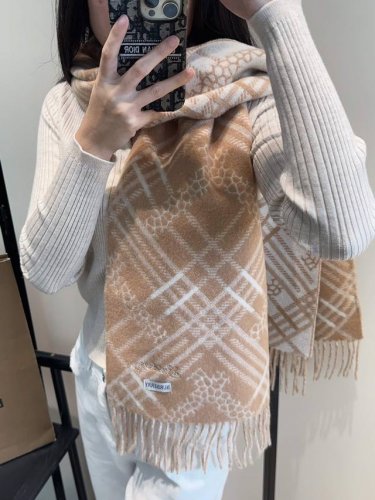 Burberry 巴宝莉围巾好看的要疯掉了，太有型太有魅力了非常斯文时尚的秋冬单品！真的很喜欢，非常Classical的男款设计。男人的东西少而精手感真的绝了上