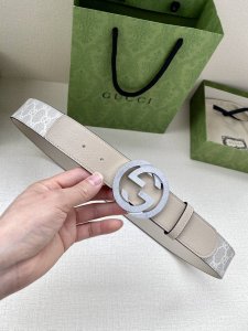 宽度4.0 Cm Gg Marmont系列每一季都会推陈出新，为灵感源于70年代的标志性原版Gg6.0Cm钢扣配件注入现代精髓。这款头层牛皮腰带 给你带来更多造