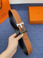 品牌爱玛仕 No.550 描述经典系列新品腰带，采用小牛皮材质，完美搭配手工车线，经典配色，可搭配商务西装或更为休闲的造型。腰带为法国尺寸，请在购买前参阅腰带尺