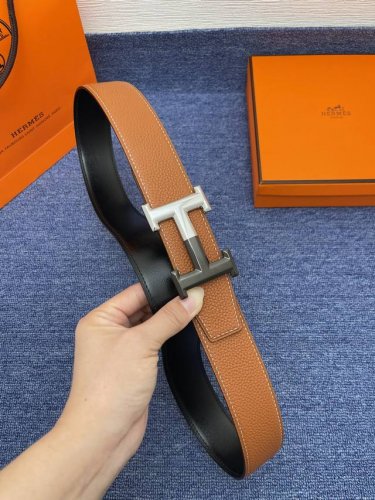 品牌爱玛仕 No.550 描述经典系列新品腰带，采用小牛皮材质，完美搭配手工车线，经典配色，可搭配商务西装或更为休闲的造型。腰带为法国尺寸，请在购买前参阅腰带尺