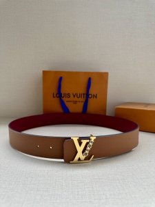 Lv4.0宽 Rays 双面腰带为抹油花纹扣 进口手掌纹枣红底 临摹日光照射时的灿烂光线，可为多样造型注入创意巧思