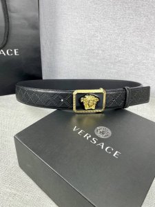 宽度3.8Cm 范思哲 意大利设计师Gianniversace于1978年推出了他的同名系列，将一种自信和强有力的时尚态度注入到他的地中海风格男装设计之中。如今
