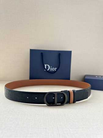Dior 这款金属覆层黄铜腰带扣是二零二四春季系列新品，展示 Cd Icon 标志和 Oblique Cosmo 图案，致敬 Dior 的经典图案。可与各式 3 - 点击图像关闭