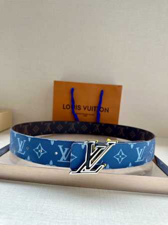 特P180 本款 4.0宽 Lv Initials 双面腰带展现经典Monogram 帆布的缤纷演绎，以 Lv 字母搭扣彰显瞩目风范，可为经典或休闲造型注入摩登 - 点击图像关闭