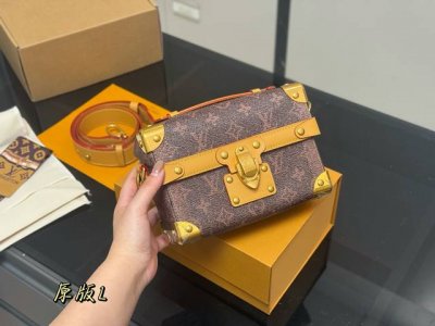 全套包装 Lv Soul Trunk East West 盒子包 磁扣开合方便取放主隔层物品，可拆卸皮革手柄和可拆卸并调节的肩带实现手拎、肩背和斜挎。 尺寸:2