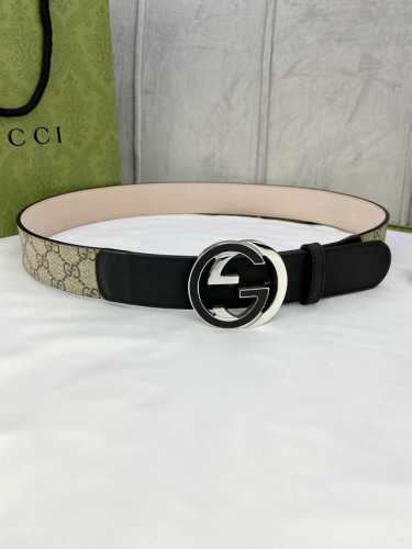 宽度4.0Cm Gucci 这款腰带在季节早秋系列中惊艳亮相，采用以标志性米色 乌木色组合呈现的品牌双g字母交织图案，与黑色皮革材质相得益彰。双g 6.0Mm厚