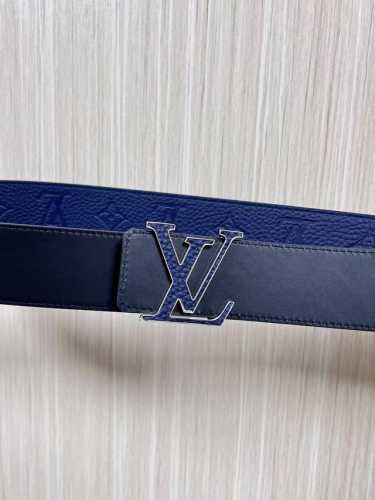 当季新款到货，4.0一面小牛皮兰荔枝纹纹压花，一面小牛皮平纹皮，精品扣实物实拍，官网同步，。布纹扣。