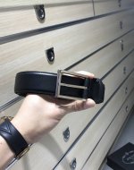 p200配送专柜包装 打孔针 特批 宽35Mm，支持Nfc 原单双面进口头层牛皮带身，搭配原版经典滚筒针扣，手感.油边近乎完美，原产皮料牛皮定制，质感无可挑剔，