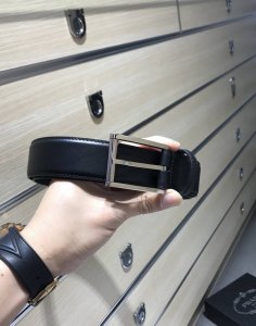p200配送专柜包装 打孔针 特批 宽35Mm，支持Nfc 原单双面进口头层牛皮带身，搭配原版经典滚筒针扣，手感.油边近乎完美，原产皮料牛皮定制，质感无可挑剔，