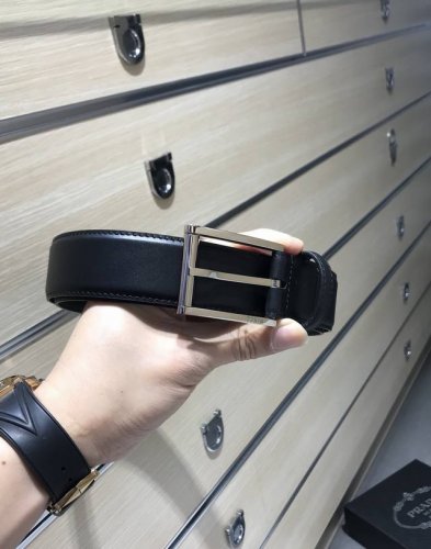 p200配送专柜包装 打孔针 特批 宽35Mm，支持Nfc 原单双面进口头层牛皮带身，搭配原版经典滚筒针扣，手感.油边近乎完美，原产皮料牛皮定制，质感无可挑剔，