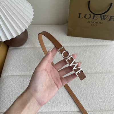 特 罗意威新款光滑牛皮革腰带，饰以金属Loewe标志，宽1.5Cm，五孔调节。颜色：土黄色