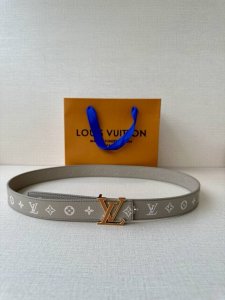 3.0宽Lv 双面荔枝腰带以新颖视角解读路易威登经典元素 Monogram Empreinte 压纹皮革含蓄流露品牌气息，翻转即现 Monogram 压花一面