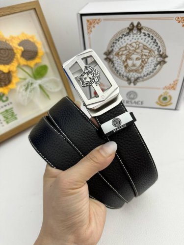 品名：Versace.范思哲 自动带 材质：原单牛皮腰带 百分百头层牛皮腰带保证真皮，24K纯钢扣，专柜原单品质、做工精细，时尚大牌，送人自用首选包装： 请认准