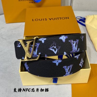 配全套包装礼盒 驢家新品 寬度40Mm 原單新品 ，此款腰帶配置新款波浪纹扣 全新獨特設計的色彩圖案 與專櫃一致 搭配進口原廠小牛皮 質感超級好