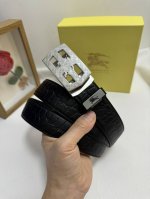 品名：巴宝莉 自动带 材质：原单牛皮腰带 百分百头层牛皮腰带保证真皮，24K纯钢扣，专柜原单品质、做工精细，时尚大牌，送人自用首选 包装： 请认准如图专柜包装赠
