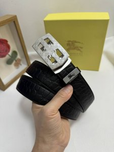 品名：巴宝莉 自动带 材质：原单牛皮腰带 百分百头层牛皮腰带保证真皮，24K纯钢扣，专柜原单品质、做工精细，时尚大牌，送人自用首选 包装： 请认准如图专柜包装赠
