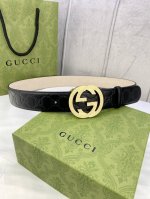 宽度4.0 Gucci互扣式双g带钢扣腰带，采用光滑原版小牛皮热压印技术的gucci Signature皮革精制而成，触感厚实，印花图案清晰分明。