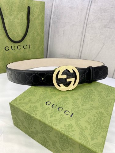 宽度4.0 Gucci互扣式双g带钢扣腰带，采用光滑原版小牛皮热压印技术的gucci Signature皮革精制而成，触感厚实，印花图案清晰分明。