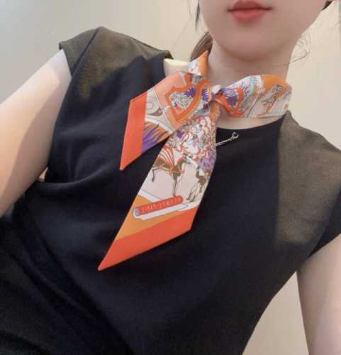 上新，重磅斜纹真丝飘带，绝对的好货，正品开版，专柜同步 爱马仕新款Twilly，顶级斜纹真丝打造 超精细的印花 字迹非常清晰 规格：5X86Cm，100%斜纹真