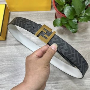 Fendi 芬迪 专柜同款 宽4.0Cm 双环正反用腰带 Ff按钉搭扣 白色Cuoio Romano皮革材质 反面面料带有烟草黄和黑色Ff图案 四方金属饰面 时