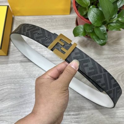 Fendi 芬迪 专柜同款 宽4.0Cm 双环正反用腰带 Ff按钉搭扣 白色Cuoio Romano皮革材质 反面面料带有烟草黄和黑色Ff图案 四方金属饰面 时