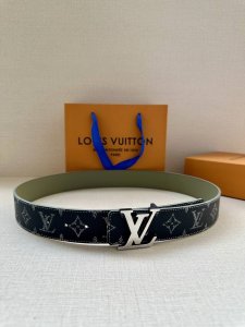 4.0宽: 新款Lv Initiales 双面腰带出自 2025 春夏系列 为渐变帆布点缀缓缓淡出的 Lv 字母和Monogram 花卉 翻转即现光滑皮革 莹泽