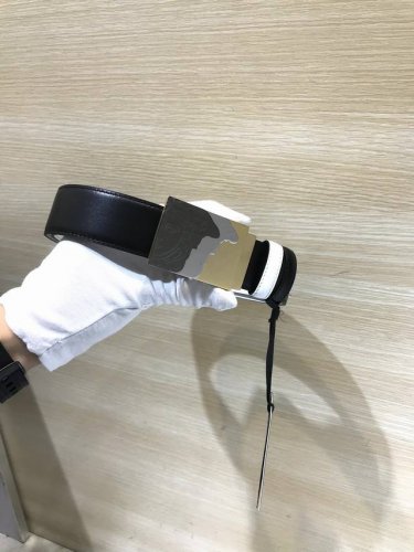 范思哲 专柜同款、实拍专柜官网，尺寸:宽35Mm，原版立体半脸间色美人头扣 ，极富设计美感 ，双面采用进口原版小牛皮压花，彰显个性，清晰美观，皮质软，手感舒适，