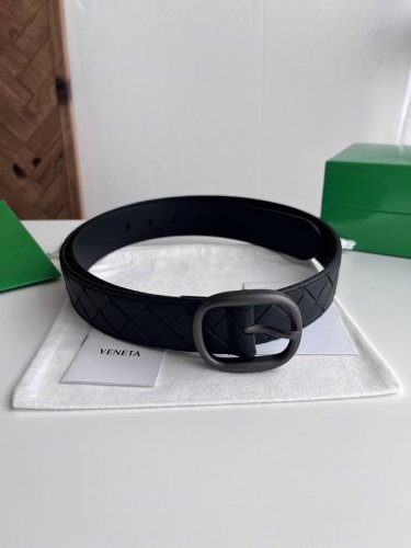 Bv 2025最新款男士编织腰带 纯手工Intreccio大格子编织 双面意大利小牛皮搭配椭圆形真空枪色针扣 宽体大针搭配扁孔设计尖尾 侧面有标识 皮带宽度35