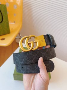 gucci 这款双面皮革腰带巧妙融合Gg Supreme帆布与黑色皮革材质，演绎历久弥新的实用设计理念。富有辨识度的双G配件再现典藏搭配，诠释当代设计。皮带宽度