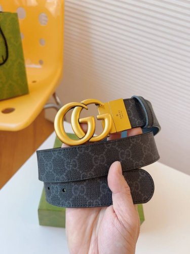 gucci 这款双面皮革腰带巧妙融合Gg Supreme帆布与黑色皮革材质，演绎历久弥新的实用设计理念。富有辨识度的双G配件再现典藏搭配，诠释当代设计。皮带宽度