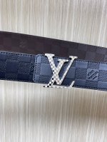 特 当季新款，4.0双面进口牛皮，双面压格，一面黑，一面咖啡色小牛皮，搭配精品米格色扣，实物实拍，官网同步
