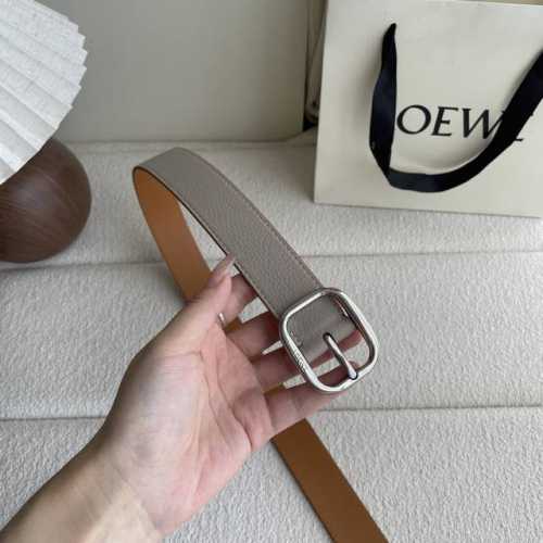 特 Loewe新款柔软粒面牛皮革腰带，圆形搭扣，3.2Cm宽，五孔调节，镌刻Loewe标志。颜色：粘土色 银扣