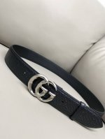 Gucci 古琦 4.0寬marmont系列印花压纹皮革腰带 Guccio Gucci字母交织图案巧妙融入纹理和材质变化，以印花压纹形式点缀在这款腰带的黑色皮革