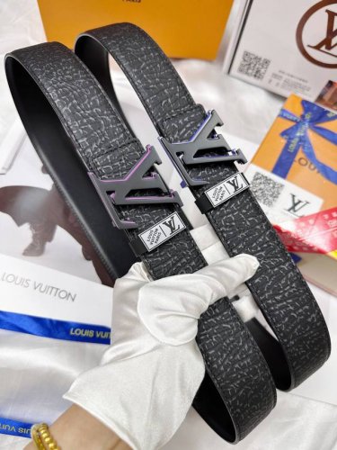 皮带：Lv..路易..威登顶级复刻. 腰带：原单品质百分百头层牛皮，保证真皮。三层叠色工艺.真空电镀.永不掉色.24K纯钢扣头层特种海豹皮双面可用专柜同等质量，