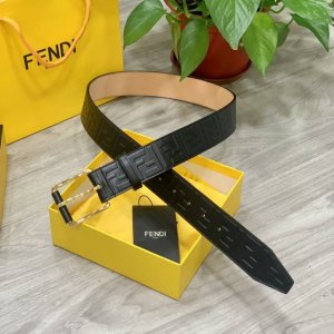 配全套包装礼盒 Fendi 芬迪 男士皮带 宽38Mm 标志造型宽皮带。原版针扣，进口原版小牛皮制成。印有浮雕黑ff 图案。镀金表面金属制品，品质保证。