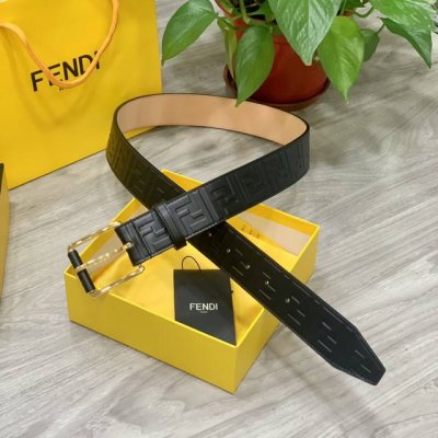 配全套包装礼盒 Fendi 芬迪 男士皮带 宽38Mm 标志造型宽皮带。原版针扣，进口原版小牛皮制成。印有浮雕黑ff 图案。镀金表面金属制品，品质保证。