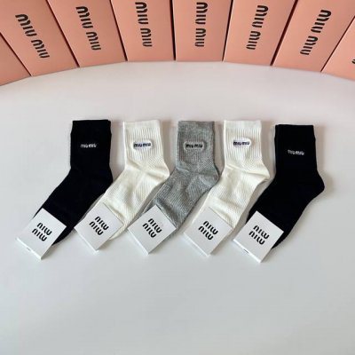 特 配专柜包装 Miumiu 缪缪 新款刺绣中长款堆堆袜袜子！一盒五双，专柜同步筒袜袜子，大牌出街，潮人必备超好搭