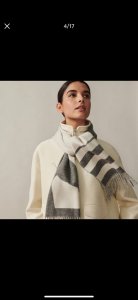 骏马的爱情故事 灰色 Size：30X140Cm 100%山羊绒 Casaque Love Story 围巾以马术为主题，图案中的马匹呈现出有趣的对话场景，体现